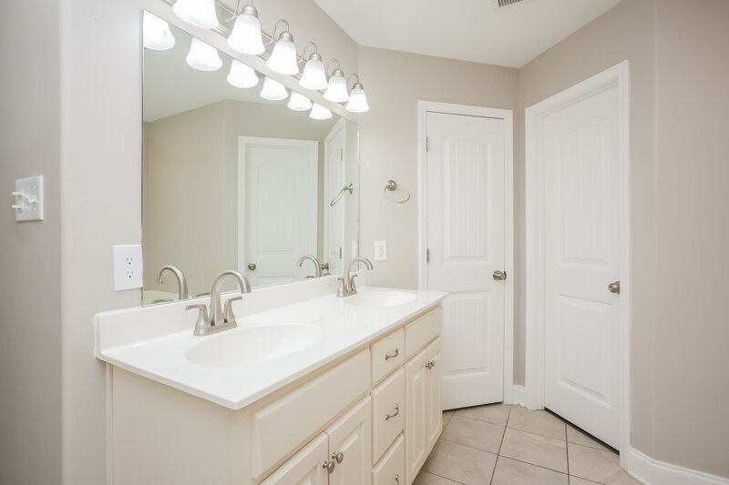 2,230/Mo, 7200 Kingcrest Rd Olive Branch, MS 38654 Main Bathroom View 2