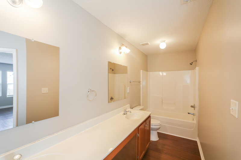 1,950/Mo, 10108 Nolton Cir Cordova, TN 38016 Main Bathroom View
