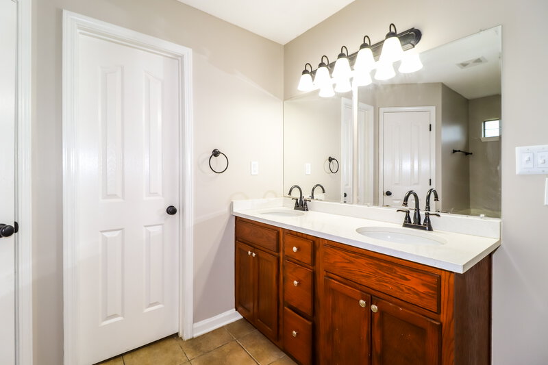 1,895/Mo, 4276 Louden Dr Horn Lake, MS 38637 Main Bathroom View