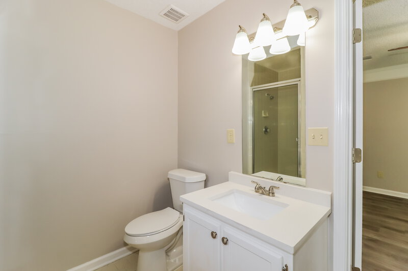 2,120/Mo, 5859 Pepper Xing Memphis, TN 38135 Main Bathroom View