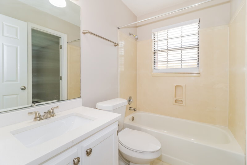2,120/Mo, 5859 Pepper Xing Memphis, TN 38135 Bathroom View