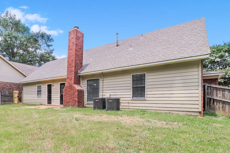 2,120/Mo, 5859 Pepper Xing Memphis, TN 38135 Rear View 2