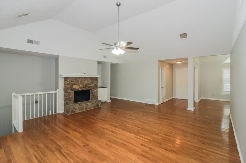 2,300/Mo, 2224 Burlingate Dr Cordova, TN 38016 Living Room View