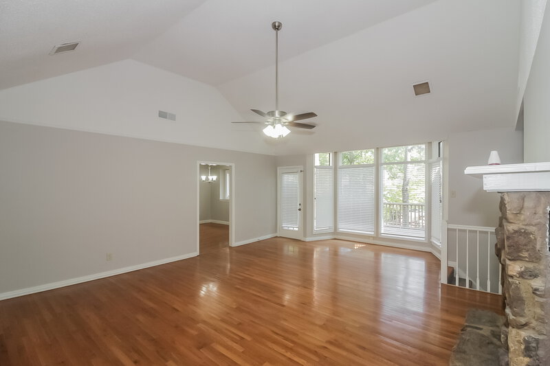 2,300/Mo, 2224 Burlingate Dr Cordova, TN 38016 Living Room View 2