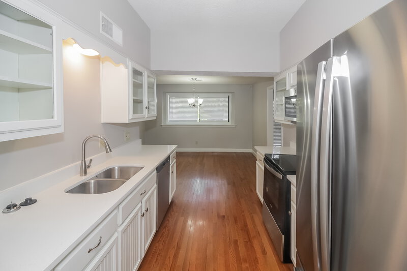 2,300/Mo, 2224 Burlingate Dr Cordova, TN 38016 Kitchen View