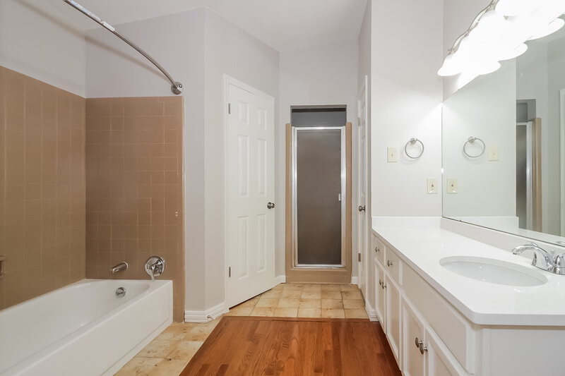 2,300/Mo, 2224 Burlingate Dr Cordova, TN 38016 Main Bathroom View