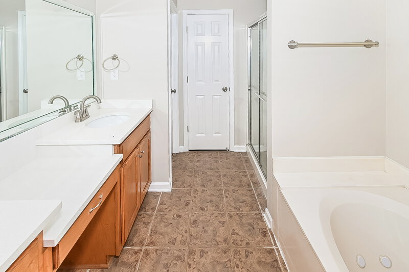 2,030/Mo, 884 Keebler Dr Southaven, MS 38671 Main Bathroom View