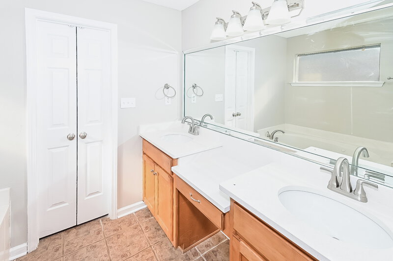 2,030/Mo, 884 Keebler Dr Southaven, MS 38671 Main Bathroom View 2