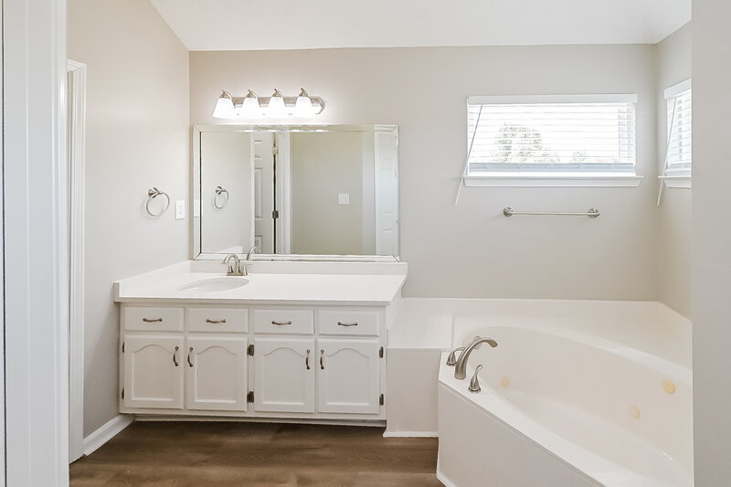 3,220/Mo, 5983 Alexandria Ln Southaven, MS 38671 Main Bathroom View 2