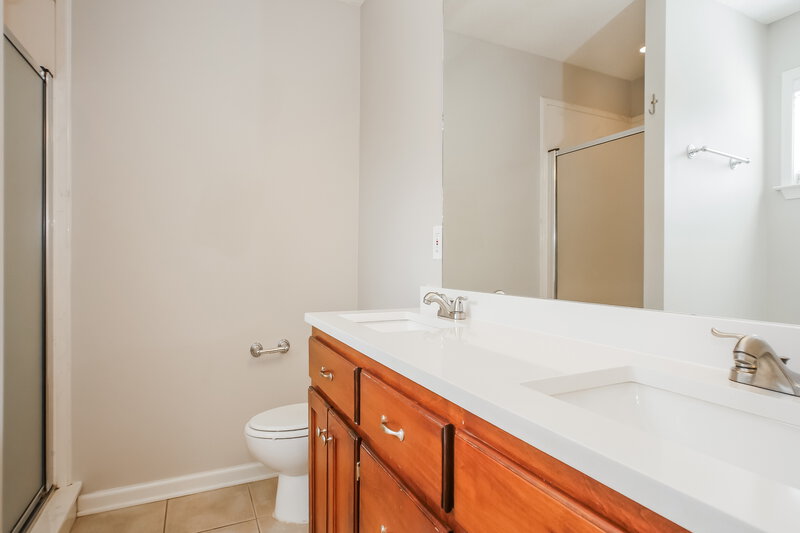 0/Mo, 25 Penny Ln Oakland, TN 38060 Main Bathroom View