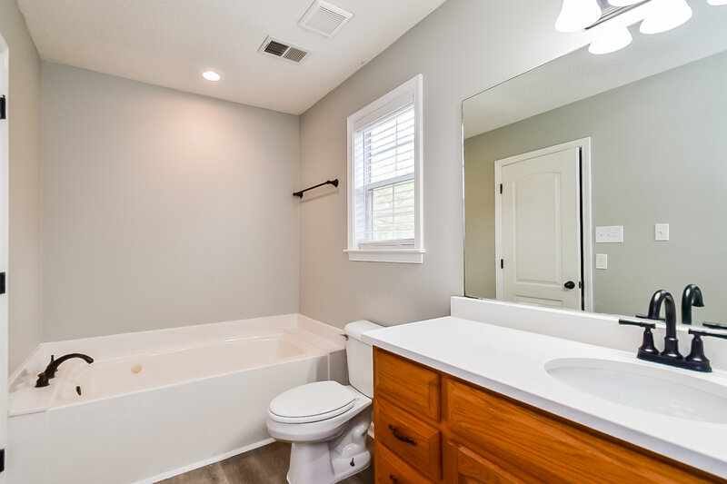 2,150/Mo, 7973 Hickory Cv Olive Branch, MS 38654 Main Bathroom View