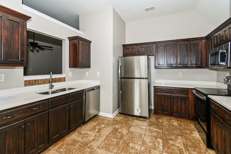 2,010/Mo, 5763 Antler Trl Southaven, MS 38672 Kitchen View 2