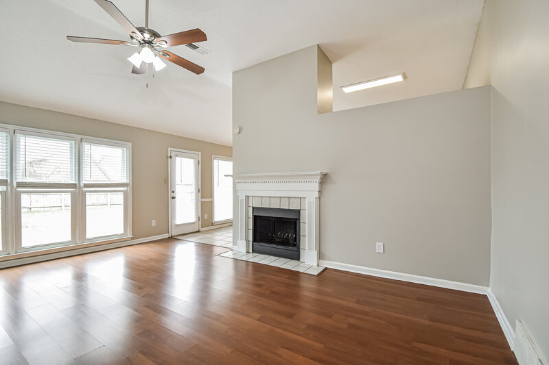 1,980/Mo, 1965 Abbott Cv Cordova, TN 38016 Living Room View