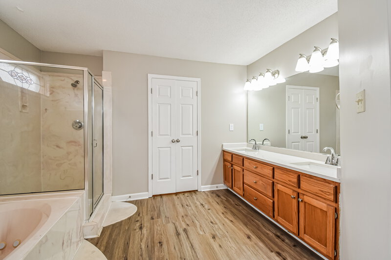 1,980/Mo, 1965 Abbott Cv Cordova, TN 38016 Main Bathroom View