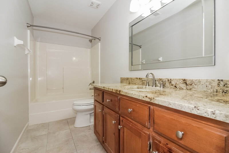 2,250/Mo, 6696 Raner Cv Bartlett, TN 38002 Bathroom View