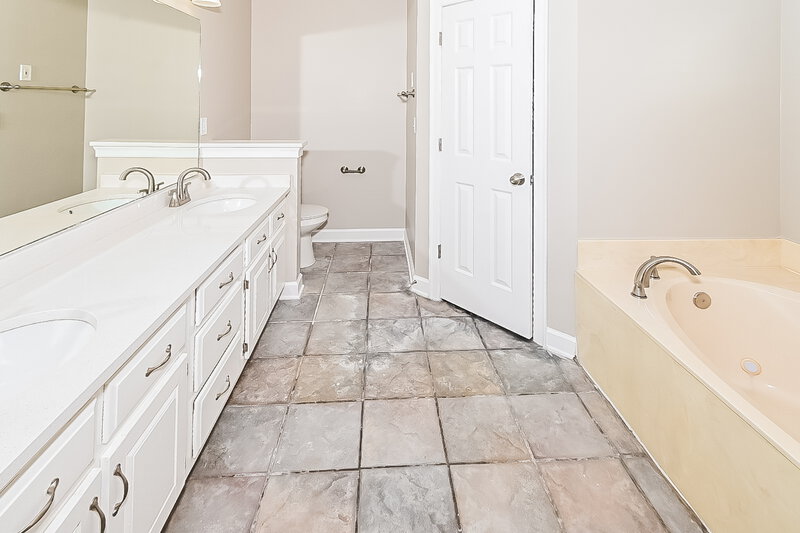 2,635/Mo, 2685 Graystone Dr Southaven, MS 38671 Main Bathroom View 2