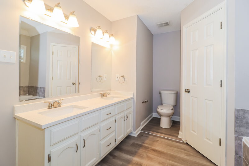 2,305/Mo, 6465 Baird Ln Bartlett, TN 38135 Main Bathroom View