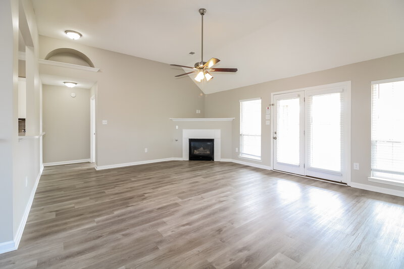 2,475/Mo, 8418 Linda Shore Dr N Southaven, MS 38672 Living Room View