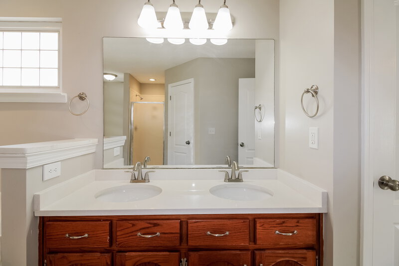 2,475/Mo, 8418 Linda Shore Dr N Southaven, MS 38672 Main Bathroom View