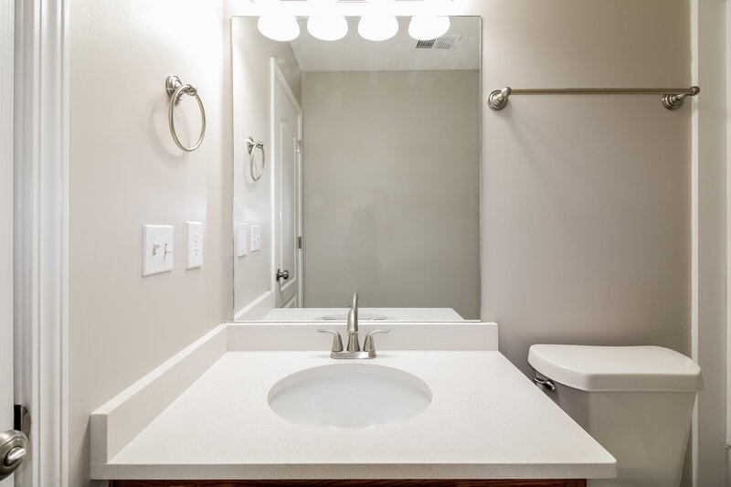 2,475/Mo, 8418 Linda Shore Dr N Southaven, MS 38672 Bathroom View