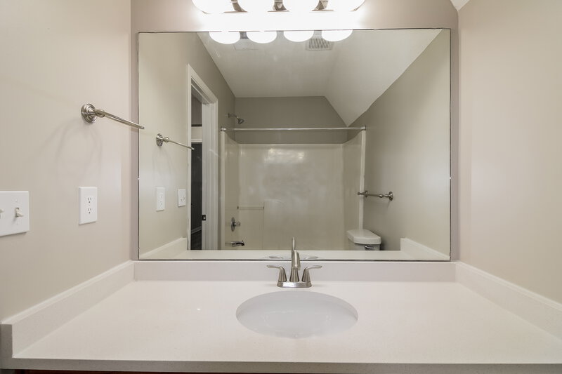 2,475/Mo, 8418 Linda Shore Dr N Southaven, MS 38672 Bathroom View 2
