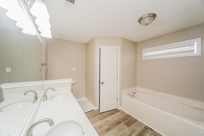 2,115/Mo, 6889 Greyhawk Cv N Olive Branch, MS 38654 Main Bathroom View