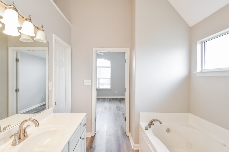 1,975/Mo, 7776 Gosbrook Ln Memphis, TN 38125 Main Bathroom View 2