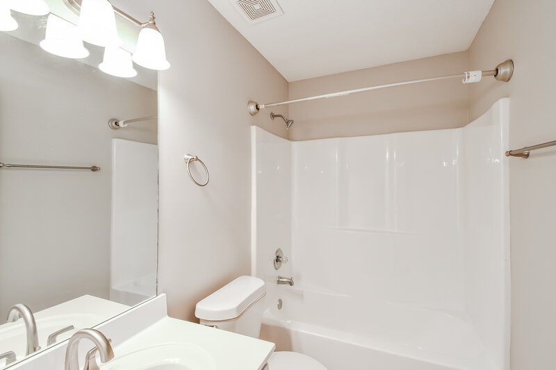 1,975/Mo, 7776 Gosbrook Ln Memphis, TN 38125 Bathroom View