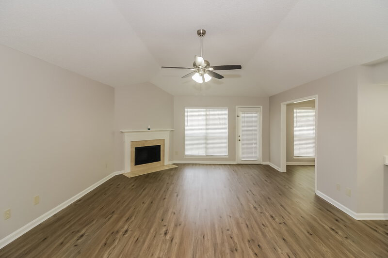 1,800/Mo, 6640 Elmore Ridge Ln Memphis, TN 38134 Living Room View 2