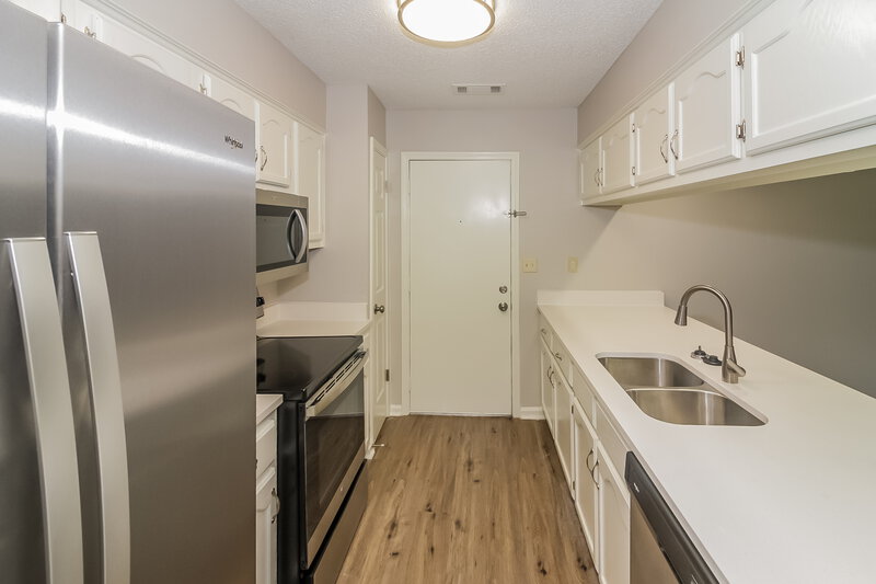 1,800/Mo, 6640 Elmore Ridge Ln Memphis, TN 38134 Kitchen View 2