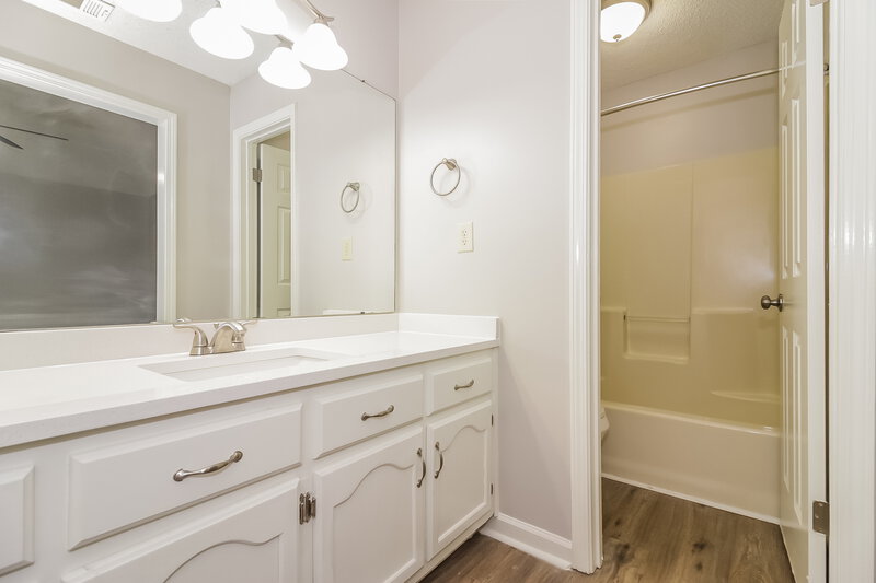 1,800/Mo, 6640 Elmore Ridge Ln Memphis, TN 38134 Main Bathroom View