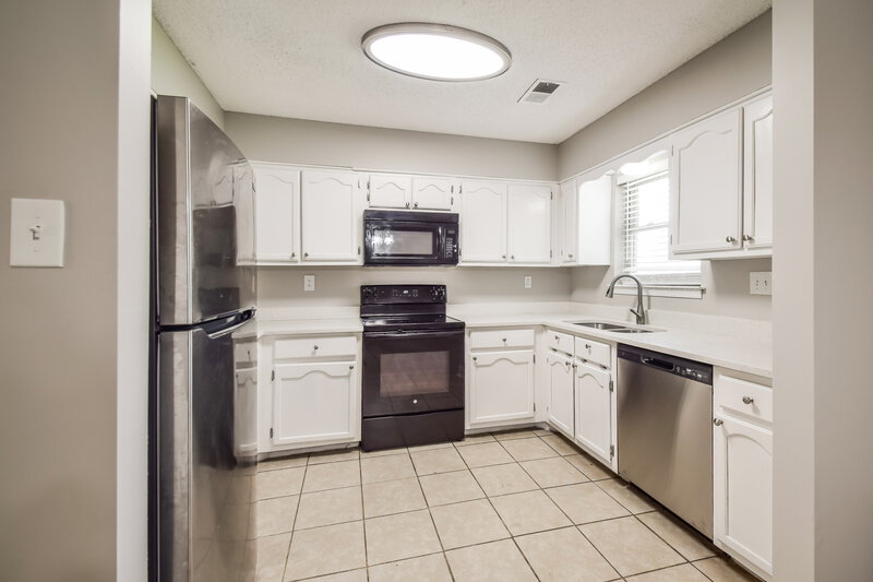 1,680/Mo, 2621 Pintail Dr Horn Lake, MS 38637 Kitchen View 2
