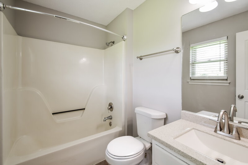 1,680/Mo, 2621 Pintail Dr Horn Lake, MS 38637 Main Bathroom View
