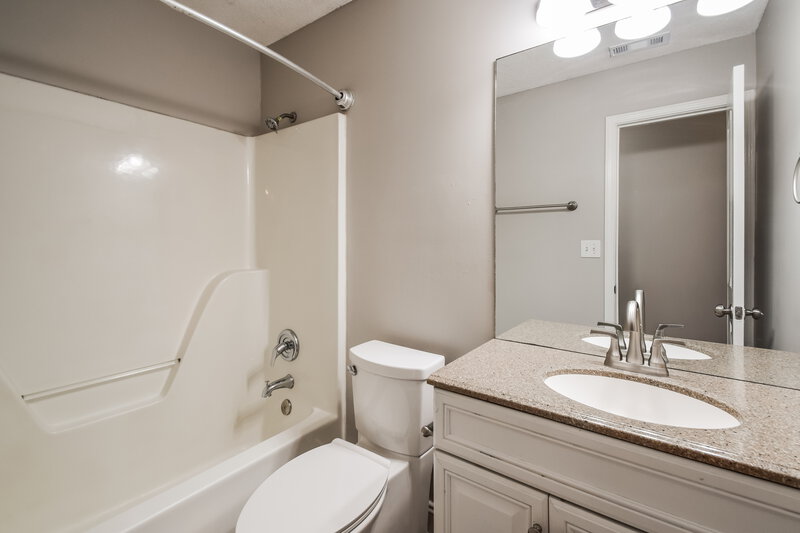 1,680/Mo, 2621 Pintail Dr Horn Lake, MS 38637 Bathroom View
