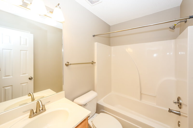 1,925/Mo, 2430 Mason Dr Hernando, MS 38632 Bathroom View