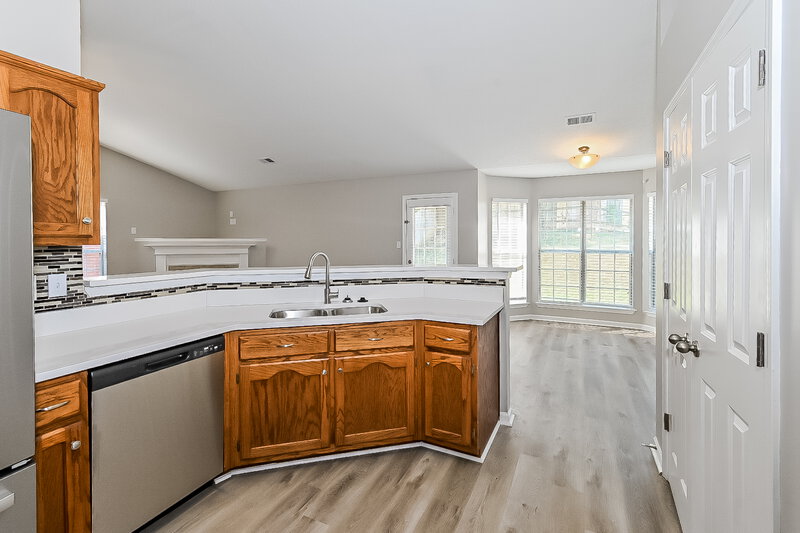 2,650/Mo, 1883 Cresent Ln Southaven, MS 38671 Kitchen View 2