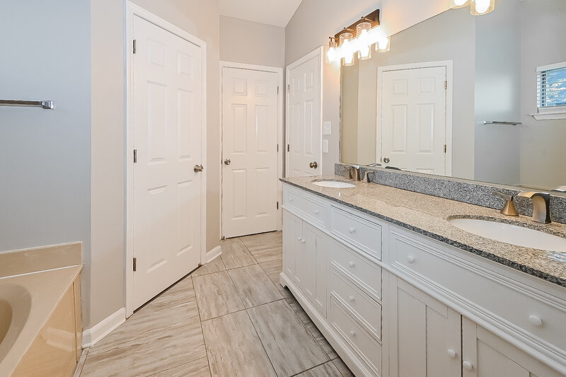 2,650/Mo, 1883 Cresent Ln Southaven, MS 38671 Main Bathroom View