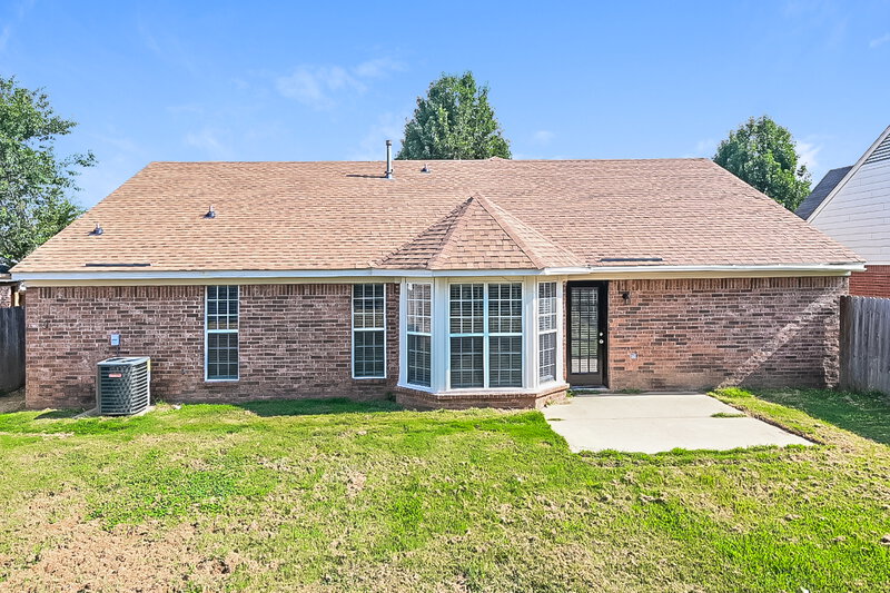 2,650/Mo, 1883 Cresent Ln Southaven, MS 38671 Rear View