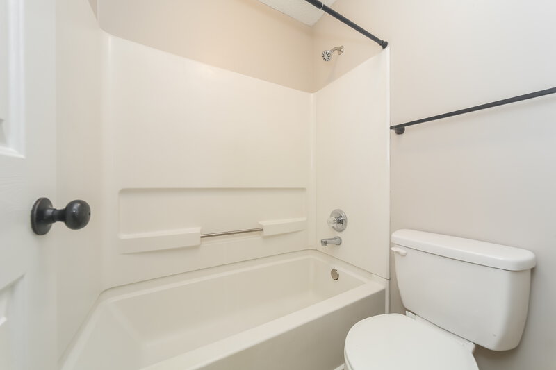 1,560/Mo, 6476 Farley Dr E Olive Branch, MS 38654 Main Bathroom View