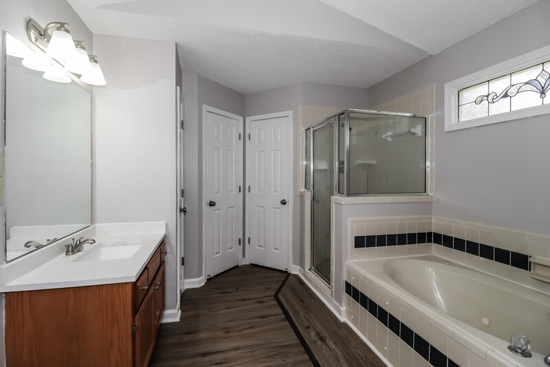 2,545/Mo, 1582 Wind River Cir E Cordova, TN 38016 Main Bathroom View