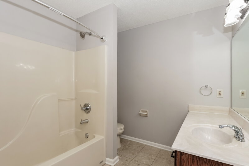 1,740/Mo, 6888 Skylar Mill Ave Cordova, TN 38018 Main Bathroom View