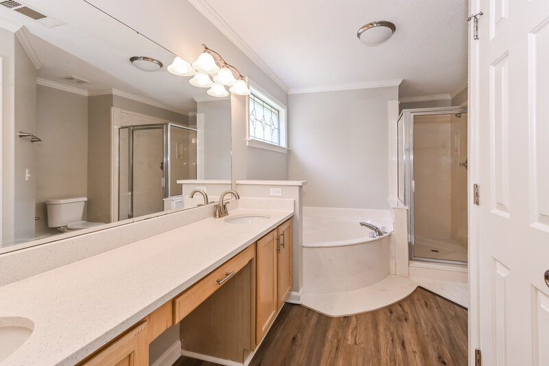 2,220/Mo, 8084 Conridge Dr Memphis, TN 38125 Main Bathroom View