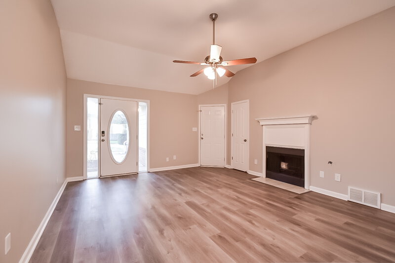 1,860/Mo, 1928 Thomas St Horn Lake, MS 38637 Living Room View