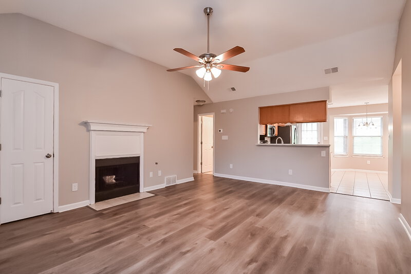 1,860/Mo, 1928 Thomas St Horn Lake, MS 38637 Living Room View 2