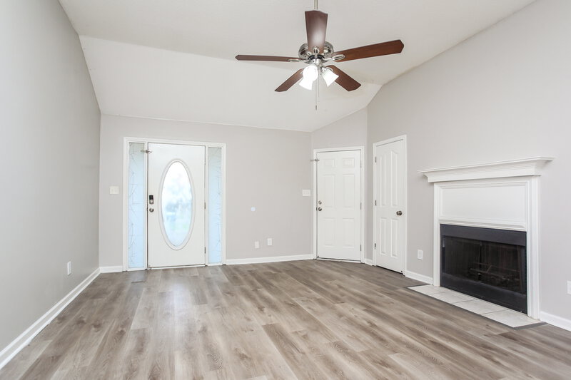 1,680/Mo, 1928 Thomas St Horn Lake, MS 38637 Living Room View 2
