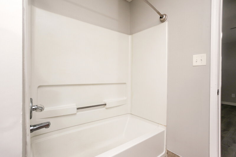 1,680/Mo, 1928 Thomas St Horn Lake, MS 38637 Main Bathroom View