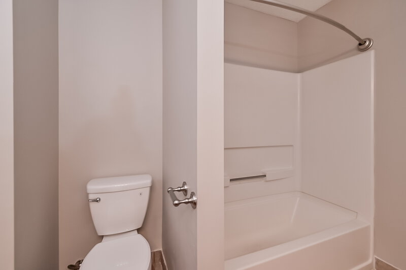 1,860/Mo, 1928 Thomas St Horn Lake, MS 38637 Main Bathroom View 2