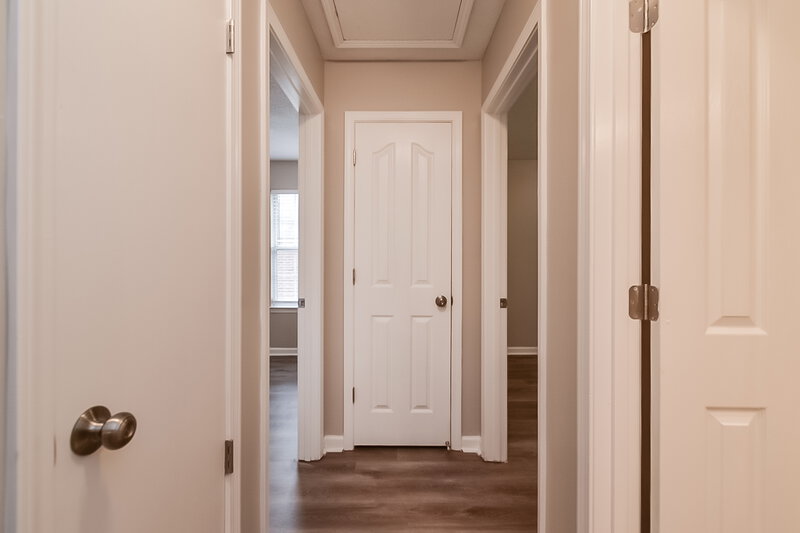 1,860/Mo, 1928 Thomas St Horn Lake, MS 38637 Hallway View