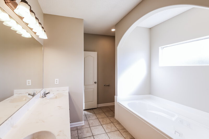 3,290/Mo, 1453 Arcastle Loop S Southaven, MS 38671 Main Bathroom View