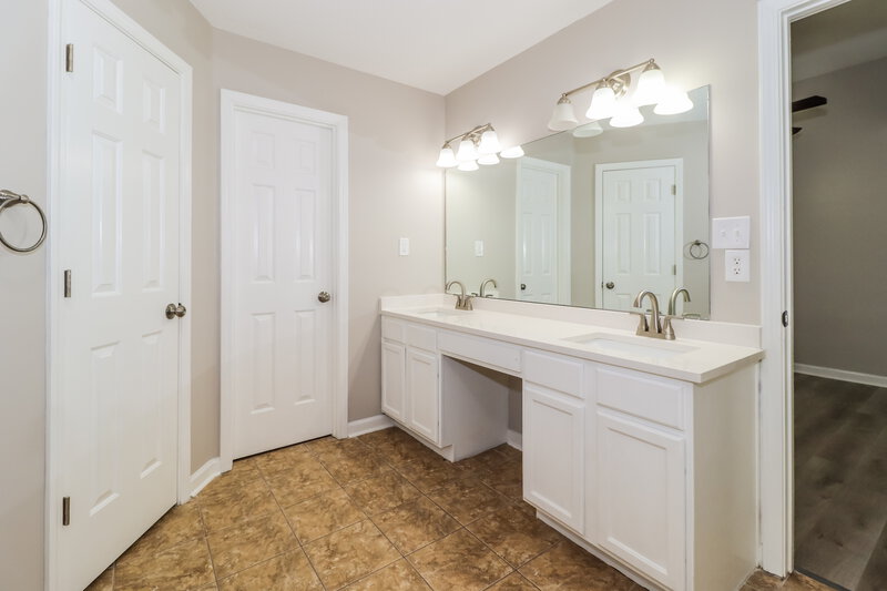 2,075/Mo, 1035 Jessica Lauren Dr Cordova, TN 38018 Main Bathroom View